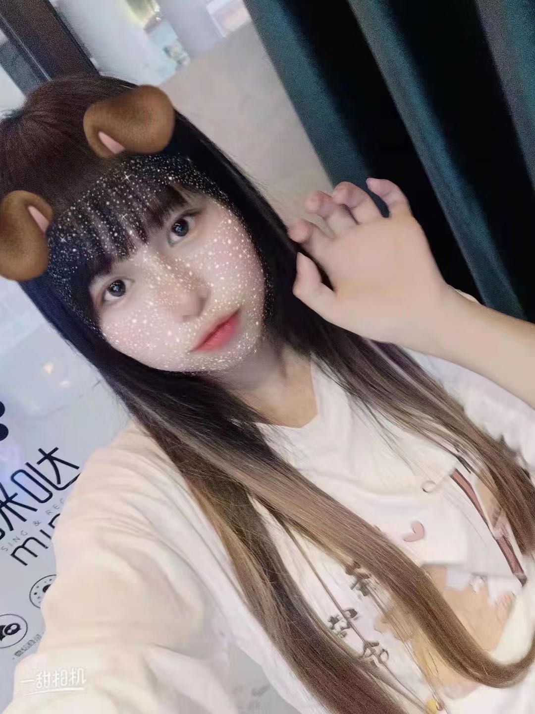 二次元小姐姐，很年轻很嫩，