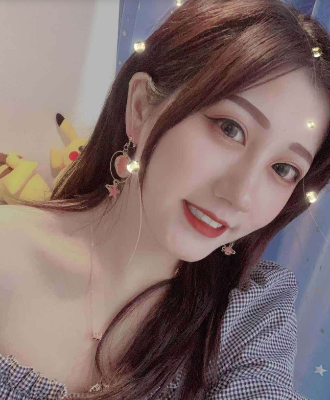 有点像热巴的 兼职 胸还大。物超所值