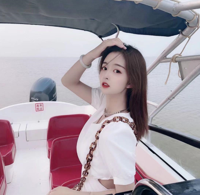 一个活泼开朗的妹子